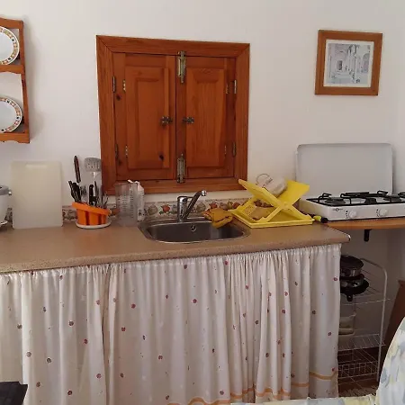 2-bed - Sleeps 3 - Parking - Near Apartament *